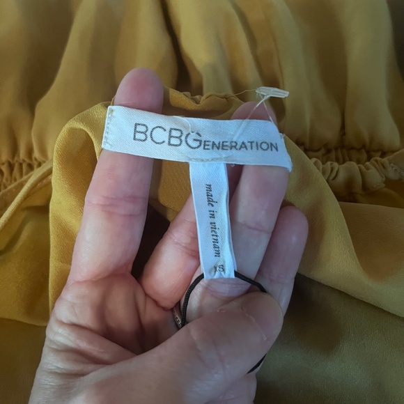 NWOT BCBGeneration Women's Gold Short Sleeve Dress Size XS - Picture 3 of 3